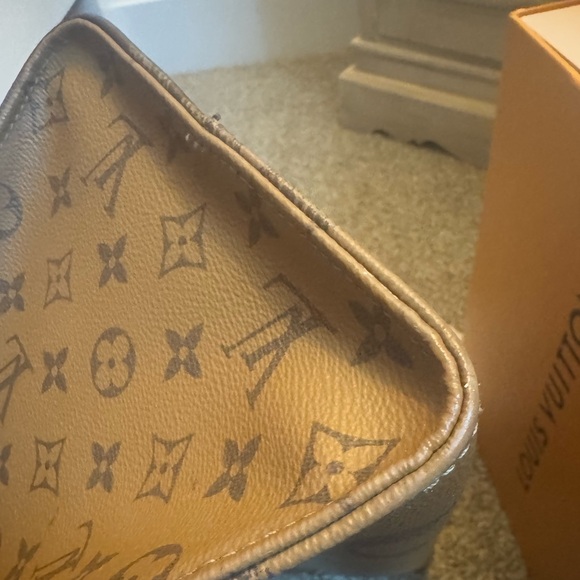 Large authentic Louis Vuitton 2 color sided purse. - Picture 8 of 10